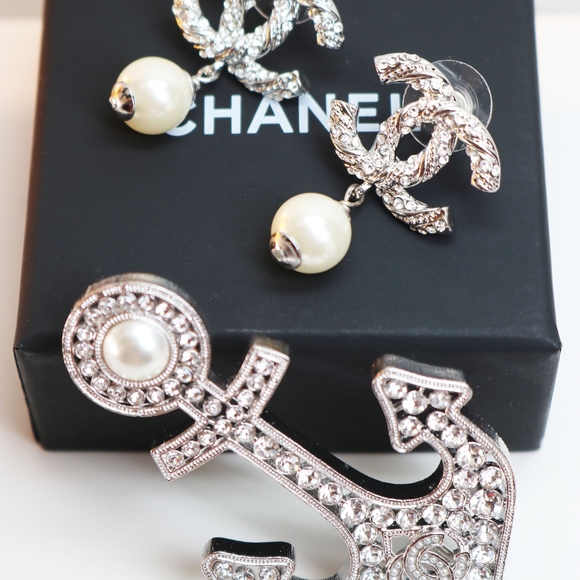 SOLD 🛒🛍 CHANEL CC LOGO PEARL DROP EARRINGS - Picture 6 of 8